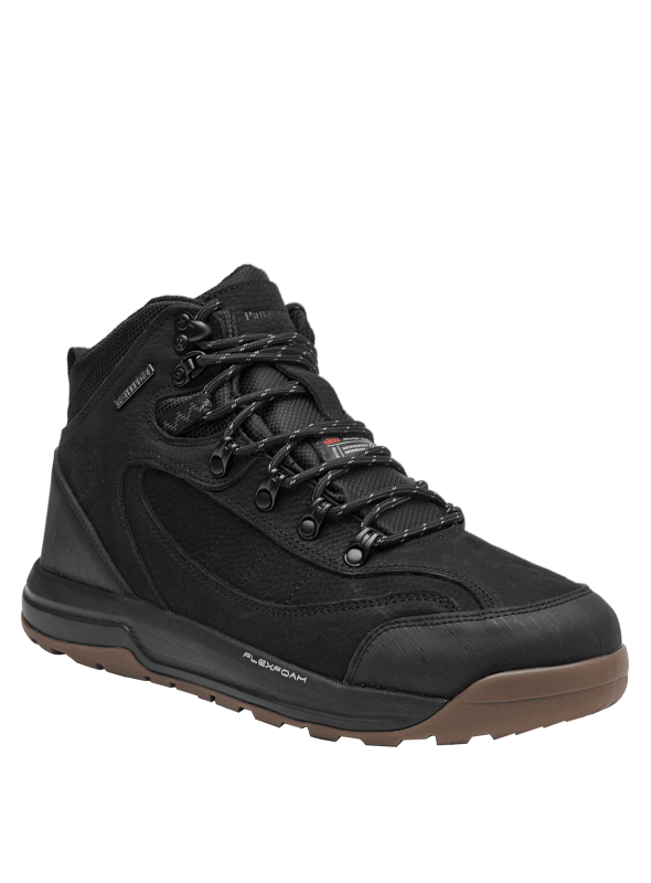 Botín camel de cuero para hombre, estilo outdoor, con puntera reforzada y sistema de amarre con pasadores metálicos.