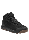 Calzado outdoor negro de cuero para hombre, combina funcionalidad y estilo, con elementos protectores y confortables.