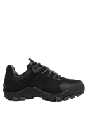 Zapatilla negra outdoor para hombre, duradera y funcional, ideal para actividades al aire libre.
