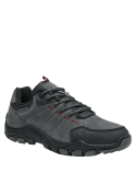 Zapatilla de trekking gris con lengüeta y talón acolchados, proporcionando comodidad adicional en actividades al aire libre.