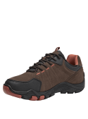 Calzado de trekking café, con costuras reforzadas y detalles perforados para soporte y comodidad en terrenos irregulares.