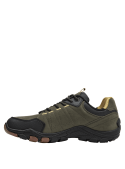 zapatilla verde de hombre estilo outdoor con diseño robusto y resistente para trekking, ideal para terrenos irregulares.