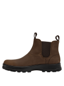 Botín Chelsea de cuero café para hombre, diseñado con suela de goma robusta para un buen agarre en superficies irregulares.