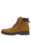 Botín camel robusto para hombre, ideal para exteriores, con puntera redondeada y ojales metálicos ajustables.