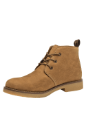 Botín camel de cuero con suela gruesa y costura visible, ofrece durabilidad y tracción en diversas superficies.