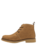 Botín de cuero camel con lengüeta discreta y tirador trasero, ofrece comodidad y facilidad al calzar, ideal para uso diario.