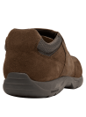 Zapato mocasín de gamuza café para hombre, con cuello acolchado que proporciona confort al usarlos por períodos prolongados.