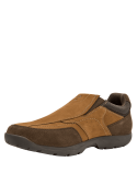 Zapato casual camel de cuero con perforaciones laterales para ventilación, ofreciendo comodidad y un toque moderno.