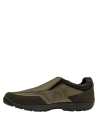 Diseño de mocasín taupe en gamuza, con perforaciones laterales que mejoran la ventilación y comodidad del pie.