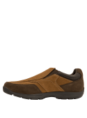 Detalle del zapato camel de cuero, mostrando costuras visibles y acabado liso en el empeine, que aporta elegancia y suavidad.