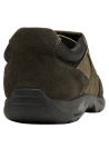 Zapato mocasín taupe de cuero para hombre, estilo casual, con empeine liso y costuras visibles que aportan elegancia.