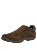 Mocasín café de gamuza para hombre, con perforaciones laterales sutiles para mejorar la ventilación y comodidad del pie.