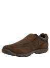 Mocasín café de gamuza para hombre, con perforaciones laterales sutiles para mejorar la ventilación y comodidad del pie.