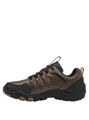 zapatilla marrón robusta para actividades al aire libre, con parte superior resistente y soporte protector.