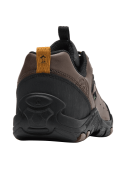 zapatilla outdoor marrón para hombre con suela gruesa y patrón especializado que mejora el agarre en terrenos irregulares.