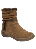 Bota casual de cuero camel para mujer con diseño botín, borde de peluche y cordón decorativo en el tobillo.