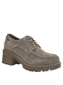 Zapato de mujer en color taupe, estilo oxford de cuero con cordones, ideal para ocasiones casuales o semiformales.