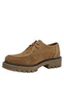 Zapato de gamuza camel para mujer, con costura visible alrededor de la suela que refuerza durabilidad y añade distinción.