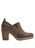 Botín de cuero café para mujer, sofisticado y funcional, con altura y comodidad gracias a su plataforma y taco grueso.