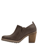 Zapato botín de cuero café, sin cordones, con pieza elástica lateral para fácil calce y ajuste cómodo.