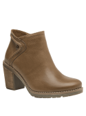 Botín camel de cuero con corte al tobillo, cierre lateral y textura suave, ofreciendo soporte y fácil calce.