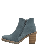 Botín de cuero azul para mujer, con corte al tobillo y cierre lateral, ofreciendo soporte y comodidad al caminar.