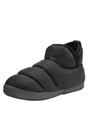 Pantufla negra de hombre, diseño acolchado similar a un edredón, perfecta para situaciones de confort en casa.