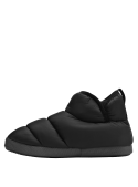 Pantufla masculina negra, combina comodidad y moda, ideal para el invierno gracias a su excelente aislación térmica.