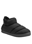 Pantufla negra casual para hombre, diseño moderno y acolchado, ideal para mantener los pies abrigados en climas fríos.