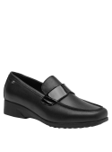 Zapato mocasín negro de cuero para mujer, elegante con banda distintiva sobre el empeine.