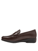 Zapato mocasín marrón de cuero, suela resistente y talón bajo, combina estilo y comodidad para uso prolongado.