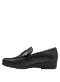 Zapato casual de cuero negro para mujer, superficie lisa, pulida y costura delantera artesanal visible.