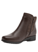 Botín de cuero café clásico, ajustado al tobillo, ofrece soporte sin restricción, perfecto para un look casual diario.