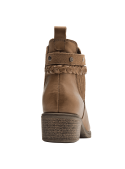 Botín camel de cuero con tacón ancho medio, empeine liso y tira trenzada decorativa para un toque bohemio.