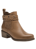 Botín de cuero camel para mujer con diseño trenzado elegante y casual, ideal para looks otoñales e invernales.