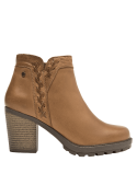 Cuero camel en botín femenino, suela con relieve para mejor tracción, diseño minimalista con toque moderno y versátil.