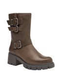 Bota de cuero café con talón alto para mujer, proporcionando elevación y estilo en un diseño cuidadosamente elaborado.