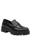 Mocasín de cuero negro con diseño robusto y moderno, ideal para combinar con atuendos casuales y urbanos.