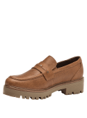 Zapato mocasín camel de cuero, estilo tachas, con acabado texturizado y construcción duradera para la ciudad.