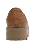 Calzado de cuero camel con detalles de costura en el empeine, perfecto para un estilo casual y sofisticado.