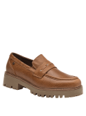 Mocasín de cuero camel para mujer con tachas, ideal para un look casual moderno, con suela gruesa que ofrece tracción.