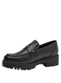 Mocasín negro de cuero para mujer, con tachas y acabado texturizado, ideal para un look casual y moderno.
