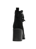 Elegante botín negro de cuero con cierre lateral de cremallera, diseño versátil para diversas ocasiones y fácil ajuste.