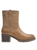 Bota de cuero camel para mujer que combina texturas lisas y gamuza, aportando un contraste visual moderno y versátil.