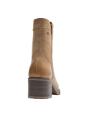 Bota de cuero camel para mujer con diseño de caña media y costura decorativa, ideal para uso diario y estilo casual.