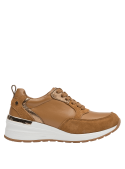 Zapatilla casual camel para mujer con detalles metálicos, ideal para caminatas urbanas por su diseño moderno.