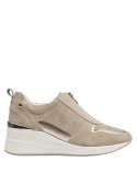 zapatilla casual beige para mujer con pestaña trasera que facilita el calce y diseño moderno ideal para uso urbano.