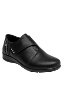 Zapato negro de cuero para mujer, estilo casual y formal, con cierre de velcro en la parte superior para ajuste cómodo.