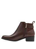 Elegante botín café de cuero para mujer, con aplicación elástica en el tobillo para un ajuste cómodo y moderno.