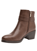 Botín femenino de cuero café, ideal para uso diario y formal, destacando por su acabado liso y sofisticado.